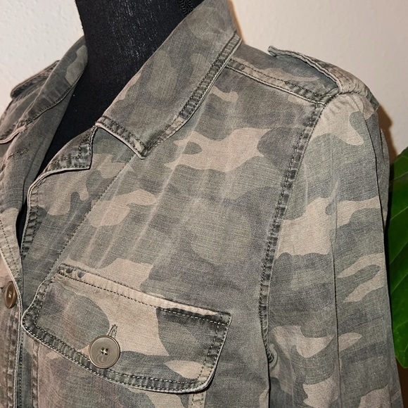 Lucky Brand Women’s Green Camo Print Long Sleeve Blouse Top Shirt NWOT Medium - Picture 5 of 12